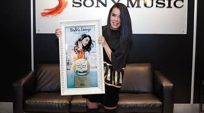 Beatriz Luengo Recibe Disco de Oro por ”Más Que Suerte” Beatriz Luengo Recibe Disco de Oro por su ''Más Que Suerte''