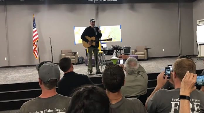 Neil Diamond Cantó Para Los Bomberos Que Defienden La Zona Donde Vive Neil Diamond Cantó Para Los Bomberos Que Defienden La Zona Donde Vive