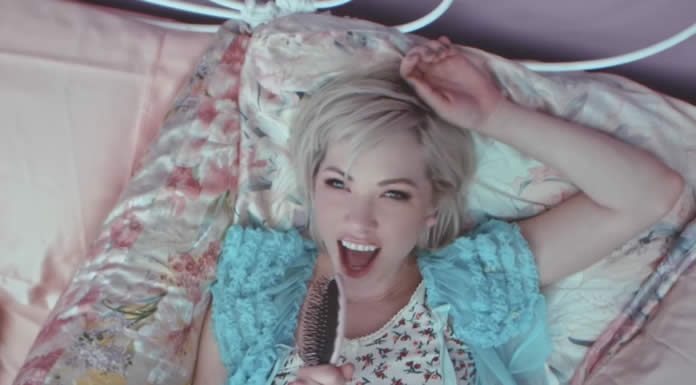 Carly Rae Jepsen Presenta Su Nuevo Sencillo Y Video “Want You in My Room” Carly Rae Jepsen Presenta Su Nuevo Sencillo Y Video "Want You in My Room"