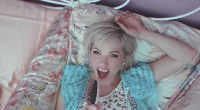 Carly Rae Jepsen Presenta Su Nuevo Sencillo Y Video "Want You in My Room"