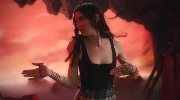 Caroline Polachek Presenta El Video De “So Hot You’re Hurting My Feelings” Caroline Polachek Presenta El Video Oficial De "So Hot You’re Hurting My Feelings"