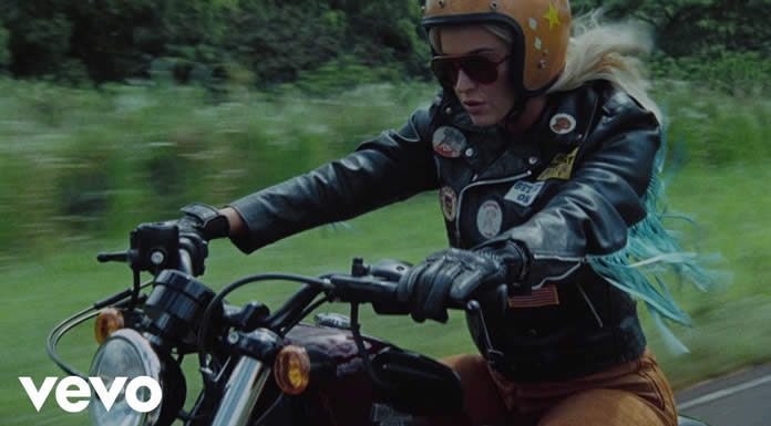 Katy Perry Presenta Su Nuevo Video “Harleys In Hawaii” Katy Perry Presenta Su Nuevo Video "Harleys In Hawaii"