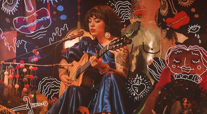 Mon Laferte Lanza Su Álbum Acústico "Sola Con Mis Monstruos"