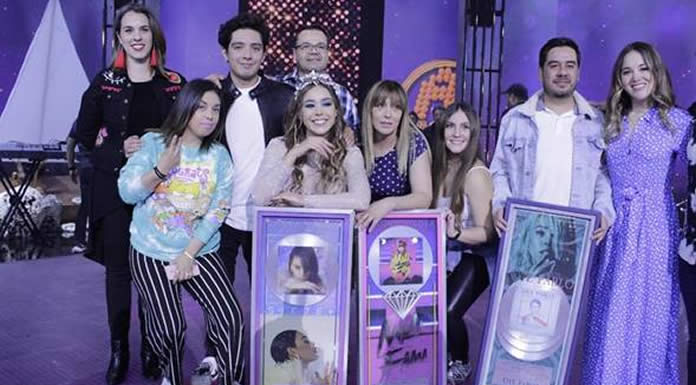 Danna Paola Reciba Certificaciones Por Sus Éxitos