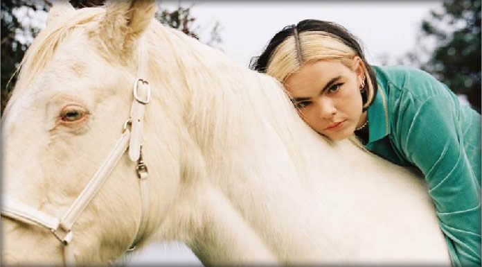 Benee Presenta Su Nuevo Sencillo Y Video “Snail” Benee Presenta Su Nuevo Sencillo Y Video "Snail"