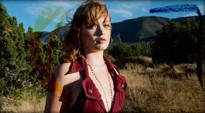 Mallory Merk Estrenó Su EP Debut “Strangers” Con Un Nuevo Sencillo Y Video “Fresh Out” Mallory Merk Estrenó Su EP Debut "Strangers" Con Su Nuevo Sencillo Y Video "Fresh Out"