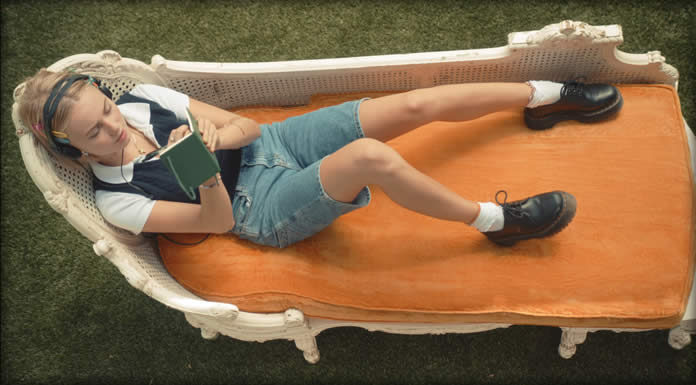 Claire Rosinkranz Estrena El Video Oficial De Su Sencillo “Backyard Boy” Claire Rosinkranz Estrena El Video Oficial De Su Sencillo "Backyard Boy"