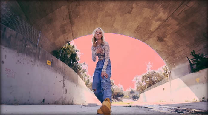 Carlie Hanson Estrena “Ego” Y Anuncia Su Nuevo EP “DestroyDestroyDestroyDestroy” Carlie Hanson Estrena "Ego" Y Anuncia Su Nuevo EP "DestroyDestroyDestroyDestroy"