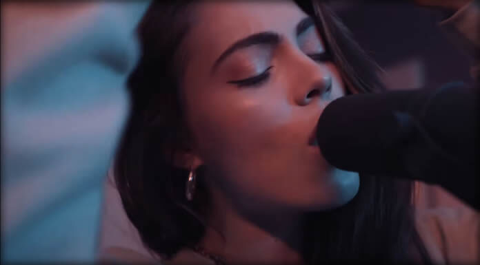 Emily Weisband Comparte La Versión Acústica De Su Nuevo Sencillo “Dumber” Emily Weisband Comparte La Versión Acústica De Su Nuevo Sencillo "Dumber"