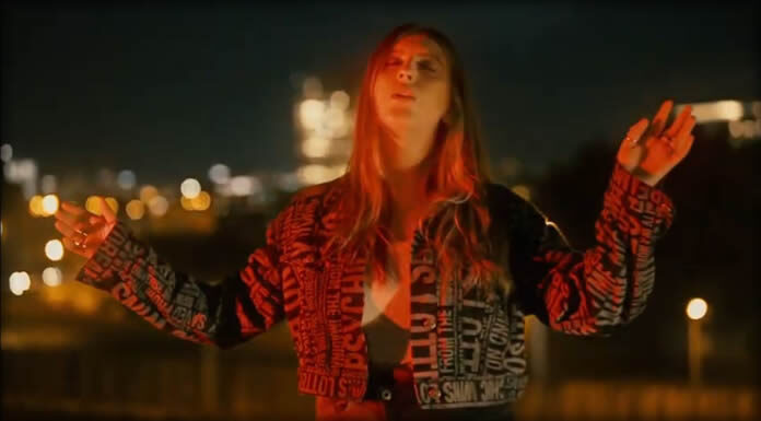 Lindsey Lomis Estrena El Video Oficial De "Into You" De Su Nuevo EP "In The Madness"