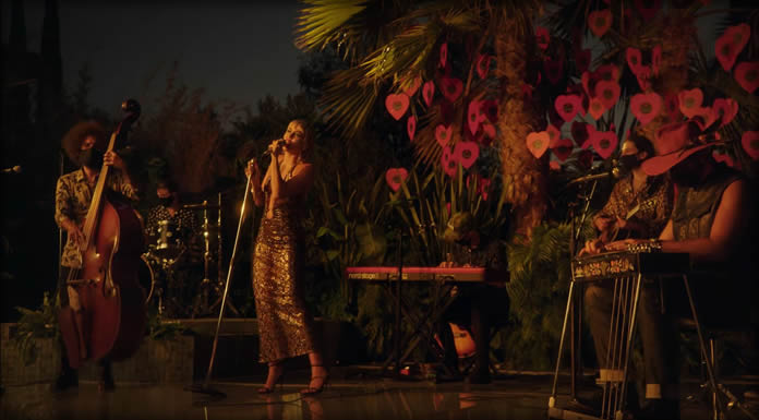 Miley Cyrus Comparte El Video De "Communication" De Sus MTV Unplugged Backyard Sessions