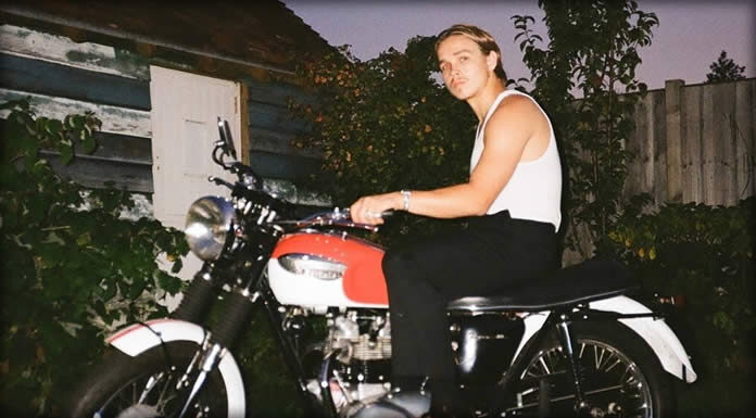 Oliver Malcolm Estrena Su Nuevo Sencillo Y Video “Outside” Oliver Malcolm Estrena Su Nuevo Sencillo Y Video "Outside"