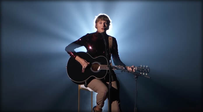 Taylor Swift Subasta Guitarra Para Recaudar Fondos Pro Alivio Del COVID-19 Taylor Swift Subasta Guitarra Para Recaudar Fondos Pro Alivio Del COVID-19