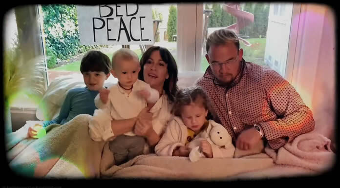 Alanis Morissette Presenta Su Versión Del Tema De John & Yoko “Happy Xmas (War Is Over)” Alanis Morissette Presenta Su Versión Del Tema De John & Yoko "Happy Xmas (War Is Over)"