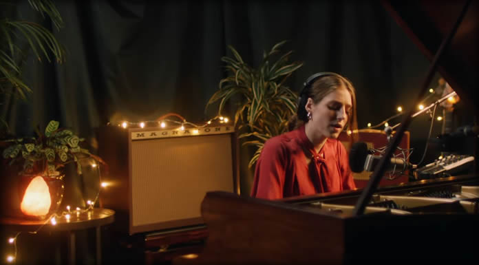 Birdy Presenta Versión Acúsitca De "Just Like A River Does" [Live Performance Video]