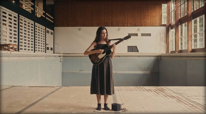 Dodie Comparte "Cool Girl" En Vivo Desde Una Alberca Abandonada