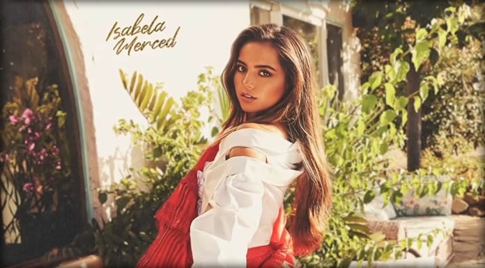 Isabela Merced Presentó Su Sencillo "Caliente Navidad"