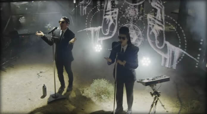 Puscifer Presenta El Video Oficial De “Fake Affront” De Su “Existential Reckoning: Live at Arcosanti” Puscifer Presenta El Video Oficial De "Fake Affront" De Su "Existential Reckoning: Live at Arcosanti"