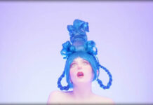 Ashnikko Presenta “God Is A Machine / A Christmas Miracle” Ashnikko Presenta "God Is A Machine / A Christmas Miracle"