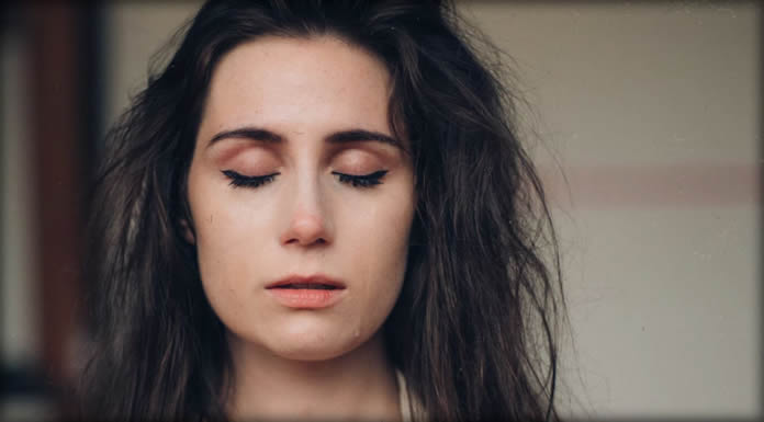 Dodie Estrena El Video Lírico De Su Sencillo "Rainbow"