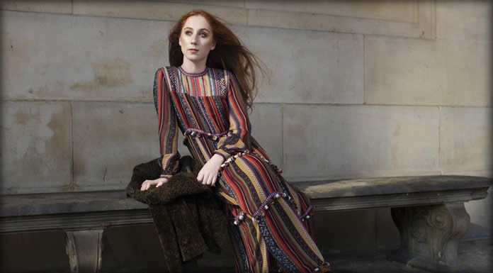 Holly Lovelady Comparte Su Versión Del Clásico Navideño "A Spaceman Came Travelling"