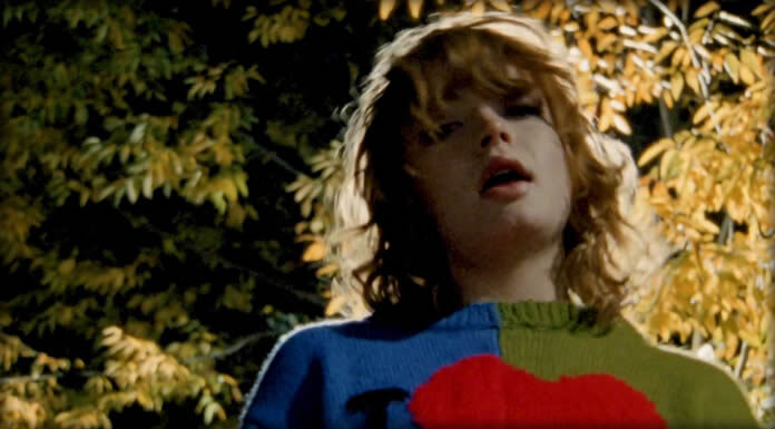 Mallory Merk Presenta Su Nuevo Sencillo Y Video “Strangers” Mallory Merk Presenta Su Nuevo Sencillo Y Video "Strangers"