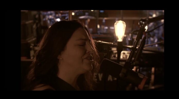 Amy Lee Comparte Su Versión A Piano Y Voz De “Glory Box” De Portishead