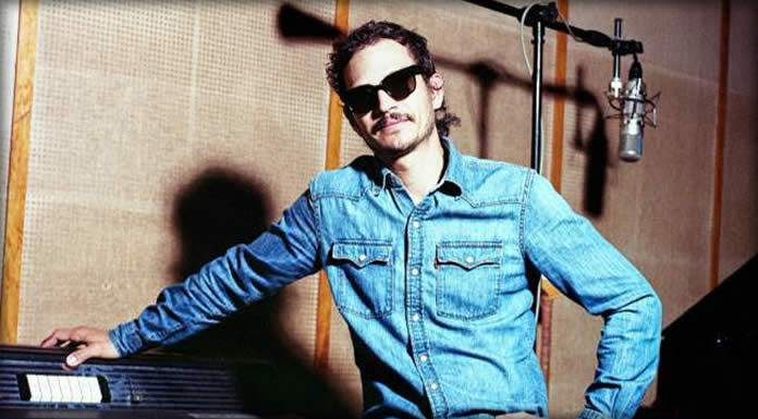 Caloncho Presenta Su Reversión De "Corazón Atómico"