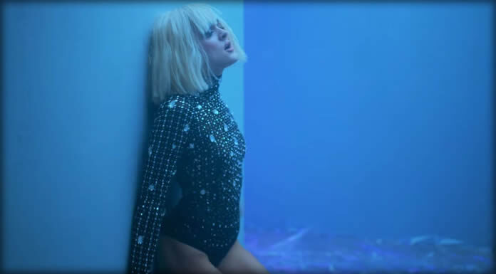 Charlotte Lawrence Presenta Su Nuevo Sencillo Y Video "Talk You Down"