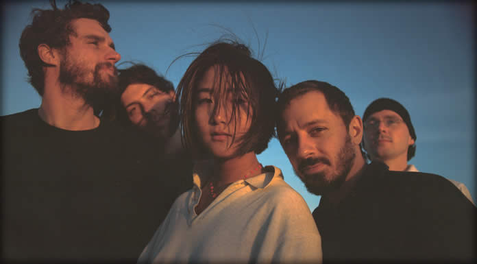 Lightning Bug Presenta Su Nuevo Sencillo Y Video “The Right Thing Is Hard To Do” Lightning Bug Presenta Su Nuevo Sencillo Y Video "The Right Thing Is Hard To Do"