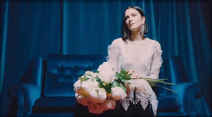 Malin Christin Lanza Su Tercer Sencillo "Basic"