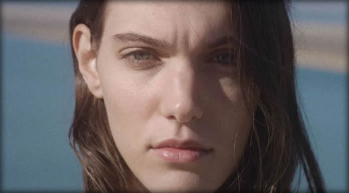 Charlotte Cardin Presenta Su Nuevo Sencillo Y Video "Anyone Who Loves Me"