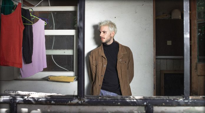 Francisco Gana Presenta La Versión Acústica De Su Sencillo "Eso No Es Amor"