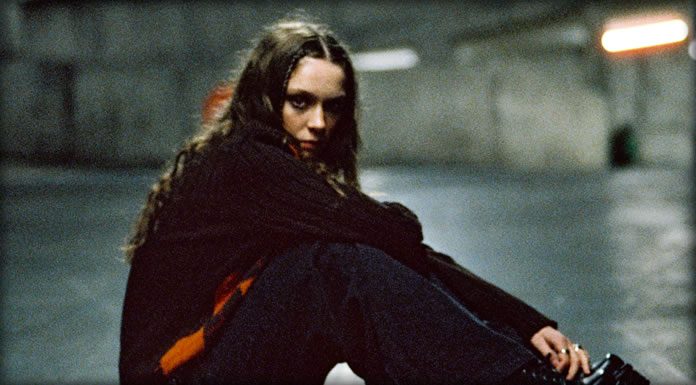 Holly Humberstone Presenta Su Nuevo Sencillo Y Video “The Walls Are Way Too Thin” Holly Humberstone Presenta Su Nuevo Sencillo Y Video "The Walls Are Way Too Thin"