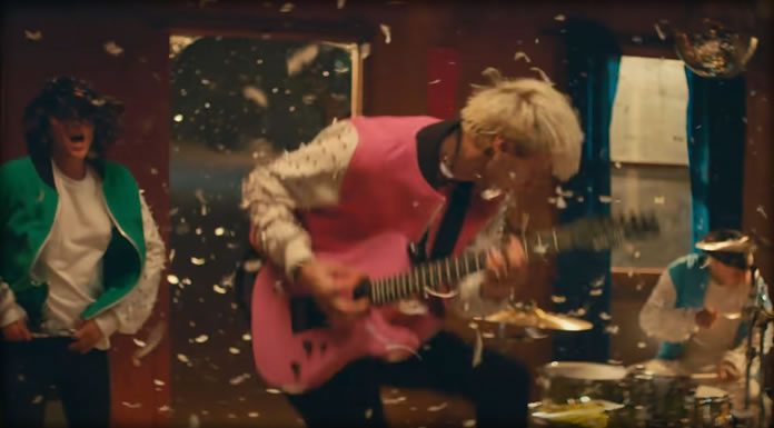 Machine Gun Kelly Presenta Su Nuevo Sencillo Y Video “Love Race” Ft. Kellin Quinn Machine Gun Kelly Presenta Su Nuevo Sencillo Y Video "Love Race" Ft. Kellin Quinn