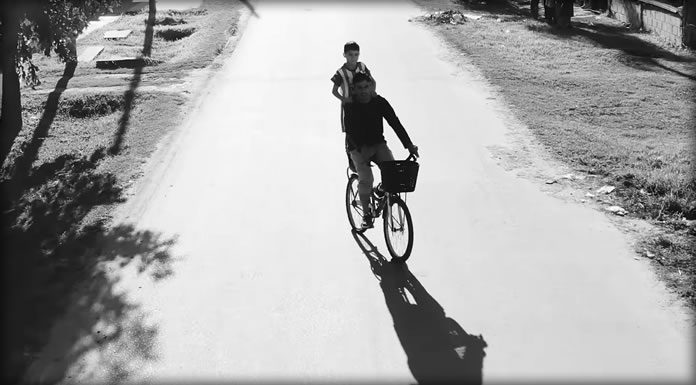 Andrés Calamaro Presenta Su Nuevo Sencillo Y Video "Mi Bandera" Ft. León Gieco