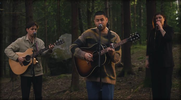 Chris Holsten Estrena Su Nuevo Sencillo "Bare Når Det Regner"