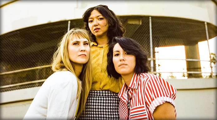 La Luz Presenta Su Nuevo Sencillo “In The Country” La Luz Presenta Su Nuevo Sencillo "In The Country"