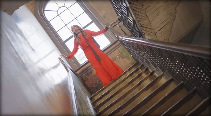 Lexi Berg Presenta Su Nuevo Sencillo Y Video “Helpless To Help You” Lexi Berg Presenta Su Nuevo Sencillo Y Video "Helpless To Help You"