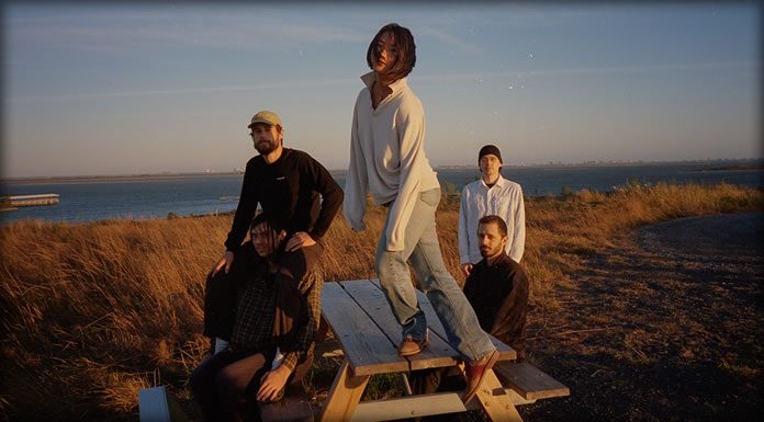 Lightning Bug Estrena Su Nuevo Álbum “A Color Of The Sky” Lightning Bug Estrena Su Nuevo Álbum "A Color Of The Sky"