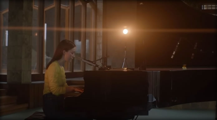 Sigrid Comparte Nuevo Sencillo Y Video "Mirror By The Piano" Versión A Piano Y Voz De "Mirror"