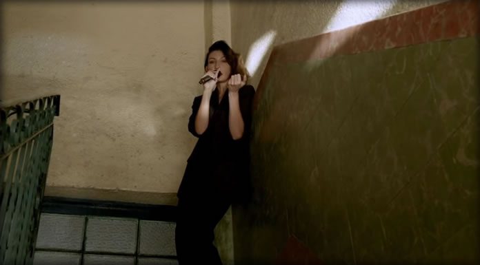 Daniela Spalla Estrena El Video En Vivo De Su Reversión De "Veneno" De Zoé