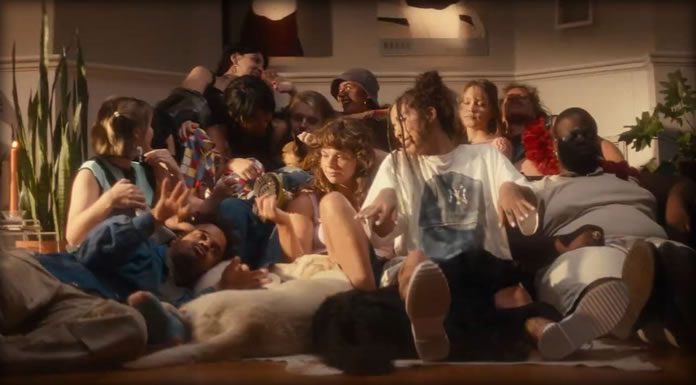 Indigo De Souza Presenta Su Nuevo Sencillo Y Video “Hold U” Indigo De Souza Presenta Su Nuevo Sencillo Y Video "Hold U"