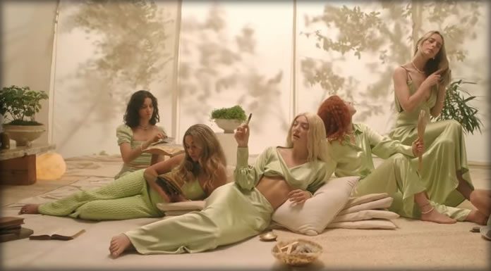 Lorde Presenta Su Nuevo Sencillo Y Video “Mood Ring” Lorde Presenta Su Nuevo Sencillo Y Video "Mood Ring"