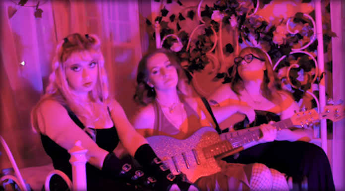 The Aquadolls Presentan Su Nuevo Sencillo Y Video "Help I'm Falling 4u And I Can't Get Up"