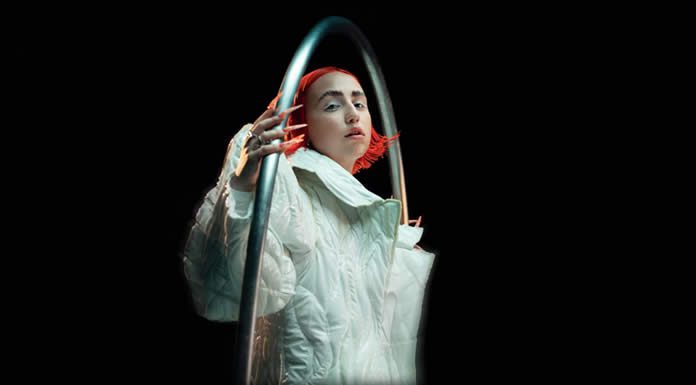 Amelia Moore Estrena Su EP Debut: “Teaching A Robot To Love” Amelia Moore Estrena Su EP Debut: "Teaching A Robot To Love"