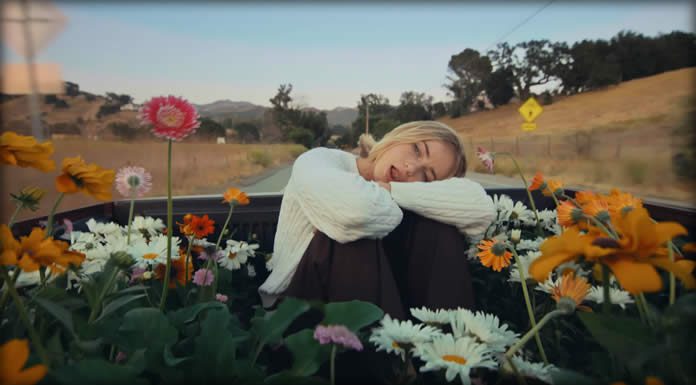 Claire Rosinkranz Presenta Su Nuevo Sencillo Y Video: “I’m Too Pretty For This” Claire Rosinkranz Presenta Su Nuevo Sencillo Y Video: “I’m Too Pretty For This”