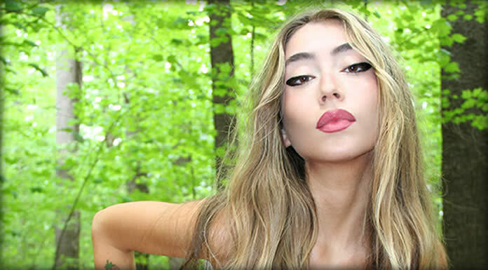 Ayla D’Lyla Estrena Su Nuevo Sencillo: “Anywhere But Here” Ayla D'Lyla Estrena Su Nuevo Sencillo: "Anywhere But Here"