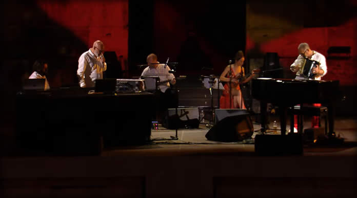 Brian Eno Presenta Un Nuevo Sencillo Y Video En Vivo: "There Were Bells"