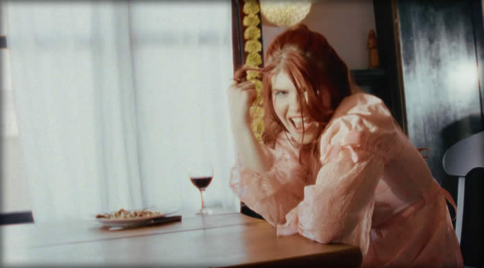 Catie Turner Presenta Su Nuevo Sencillo Y Video: “Step Mom”